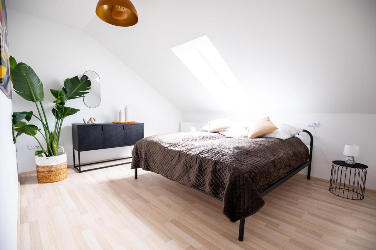 Design-Ferienwohnung In Kelberg Am Nuerburgring: Platz Fuer 6, Kueche, Wifi, Netflix Exteriör bild